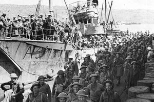 Μεταφορά στρατευμάτων της Βρετανικής Κοινοπολιτείας στη Σούδα, μετά την κατάληψη της ηπειρωτικής Ελλάδας από τα γερμανικά στρατεύματα τον Απρίλιο του 1941.