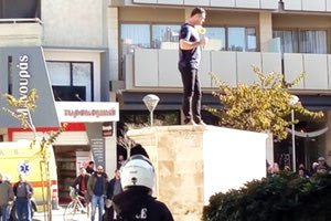 Ο πρόσφυγας απειλούσε ν’ αυτοπυρποληθεί στην πλ. Κορνάρου