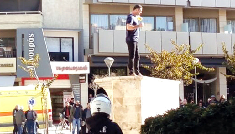 Ο πρόσφυγας απειλούσε ν’ αυτοπυρποληθεί στην πλ. Κορνάρου