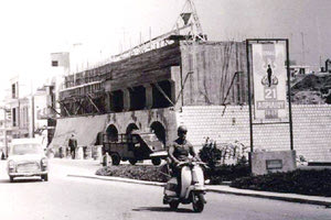 ΦΩΤΟ ΗΜΕΡΑΣ: Η Καινούργια Πόρτα και η Χούντα