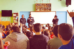 ο Γενικός Διευθυντής της ΠΑΕ ΟΦΗ 1925, Ηλίας Πουρσανίδης και ο ποδοσφαιριστής, Κώστας Γιαννούλης, επισκέφτηκαν το 2ο Δημοτικό Σχολείο Μοιρών