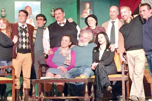 η Κεντρική Σκηνή του Δημοτικού Θεάτρου Μυλοποτάμου με το έργο της Αγκάθα Κρίστι "Η Ποντικοπαγίδα" σε σκηνοθεσία Βαγγέλη Λιοδάκη