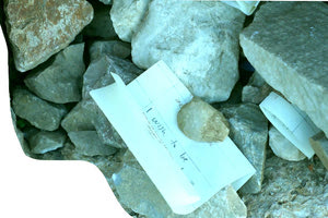 Ερωτευμένοι απ’ όλο τον κόσμο αφήνουν σημειώματα στη σπηλιά της Αφροδίτης στην Ακρόπολη