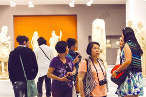 επισκεπτες σε Αρχαιολογικό Μουσείο