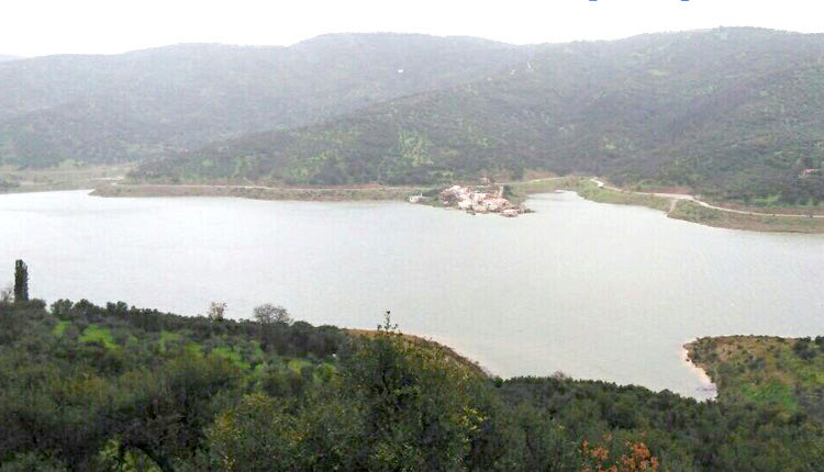 στον πλημμυρισμένο οικισμό Σφενδυλίου