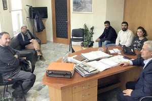 Τους τρεις εργαζόμενους καθαριότητας που βρήκαν πορτοφόλι και το παρέδωσαν συνεχάρη και ο δήμαρχος Μαλεβιζίου Κώστας Μαμουλάκης