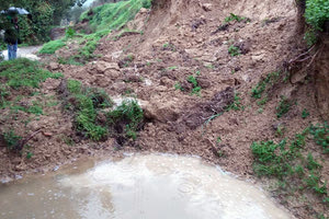Έκλεισαν δεκάδες δρόμοι από πτώσεις χωμάτων, που δεν μπορούσαν να σηκώσουν τις απίστευτες ποσότητες νερού που έτρεχαν ασταμάτητα