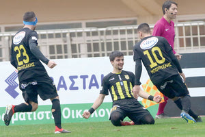 Ο Τσέλιος πανηγυρίζει το ωραίο γκολ που πέτυχε μαζί με τους Μπουρσέλη και Μπουτσάκη