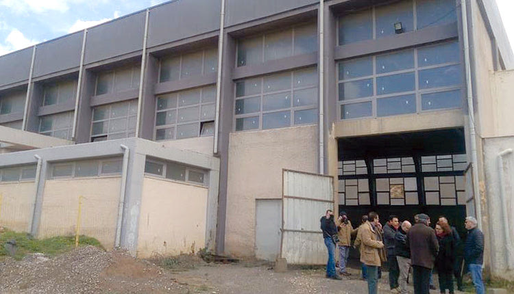 ο Γενικός Γραμματέας Αθλητισμού Ιούλιος Συναδινό στο κλειστό γυμναστήριο στον Αγ. Νικόλαο
