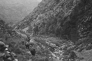 ΦΩΤΟ ΗΜΕΡΑΣ: Αντιστασιακοί στο πέρασμα της Κασταμονίτσας