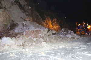 Στην περιοχή του Κατσαμπά σημειώθηκε μεγάλη κατολίσθηση με αποτέλεσμα ολόκληροι βράχοι να πέσουν στο οδόστρωμα