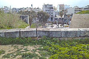 Τείχη με ρηγματώσεις και αποκολλήσει στην Χανιόπορτα