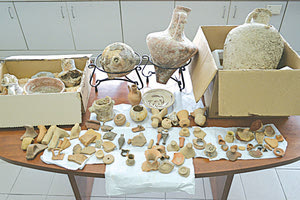 Σύλληψη ζευγαριού για κατοχή μεγάλων ποσοτήτων αρχαίων μετά από έφοδο στο σπίτι τους σε περιοχή του Δήμου Χερσονήσου