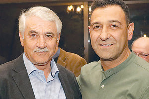 Απονομή πλακέτας στον κ. Καλογιαννάκη από τον πρόεδρο παλαιμάχων ΠΟΑ κ. Δημόπουλο