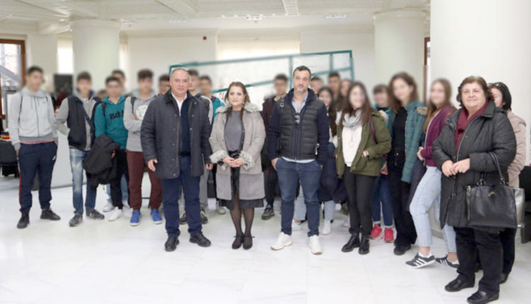 Μαθητές και μαθήτριες του 2ου Γενικού Λυκείου Ηρακλείου επισκέφθηκαν το Επιμελητήριο Ηρακλείου και γνώρισαν την επιχειρηματικότητα