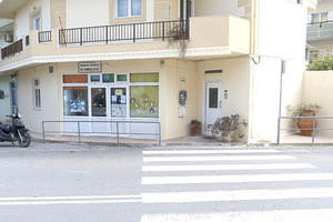 Ένα καγκελάκι χωρίζει το σχολείο από τον δρόμο