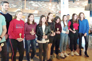 Στιγμιότυπο από τις απονομές στον Σύλλογο Μαραθονοδρόμων Κρήτης