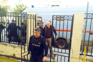 Ο Κουφοντίνας κατά τη μεταφορά του στο Δικαστικό Μέγαρο Βόλου