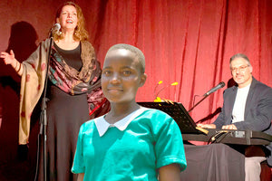 Η μουσική παράσταση «Λιθογραφία με αερόστατο» για μια σχολική ποδιά στο Μαλάουι