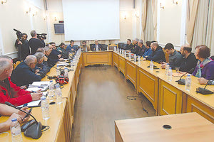 ο αντιπεριφερειάρχης Ευρυπίδης Κουκιαδάκης σε συνεδρίαση Πολιτικής Προστασίας