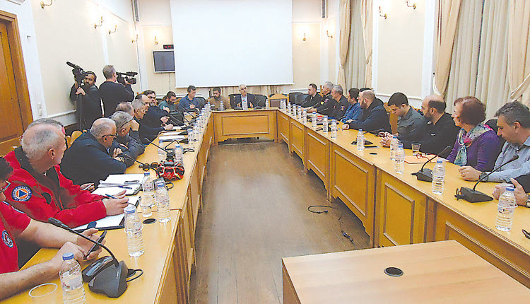 ο αντιπεριφερειάρχης Ευρυπίδης Κουκιαδάκης σε συνεδρίαση Πολιτικής Προστασίας
