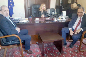 Συνάντηση στην Αποκεντρωμένη Διοίκηση Κρήτης μεταξύ του υπουργού Υποδομών και Μεταφορών Χρήστου Σπίρτζη και της συντονίστριας Μαρίας Κοζυράκη.