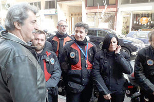 Ο κ. Πολάκης με τα στελέχη του ΕΚΑΒ