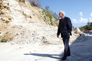 Αυτοψία στην οδό Αστρινάκη, στο σημείο του δρόμου όπου σημειώθηκε κατολίσθηση τις προηγούμενες ημέρες, πραγματοποίησε ο δήμαρχος Ηρακλείου Βασίλης Λαμπρινός.