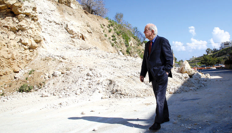 Αυτοψία στην οδό Αστρινάκη, στο σημείο του δρόμου όπου σημειώθηκε κατολίσθηση τις προηγούμενες ημέρες, πραγματοποίησε ο δήμαρχος Ηρακλείου Βασίλης Λαμπρινός.