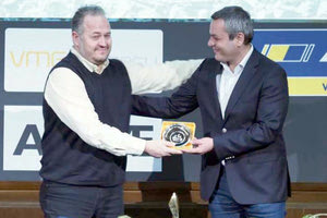 Ο κ. Μαμουλάκης παίρνει το βραβείο