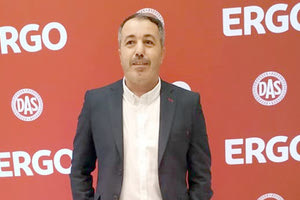 Για το κοινωνικό του έργο βραβεύτηκε ο εμπνευστής και δημιουργός της Κίτρινης Αποστολής, Δημήτρης Αποστολάκης στο Μέγαρο Μουσικής Αθηνών