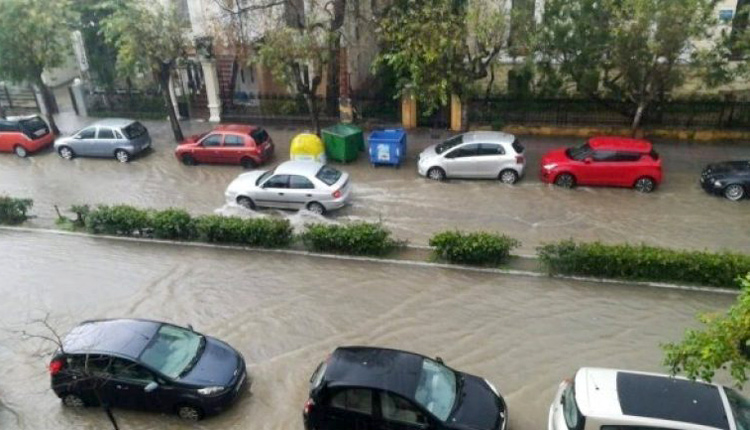 Σε ποτάμια μετατράπηκαν οι δρόμοι στα Χανιά
