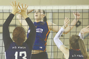 Φάση από το παιχνίδι βόλεϊ ΓΕΗ-Κύδων στις γυναίκες
