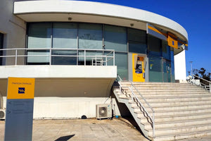 Κεντρικό κατάστημα της τράπεζας Πειραιώς στην παραλιακή λεωφόρο