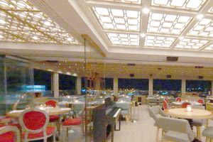 στη μεγάλη αίθουσα του «Ντορέ»