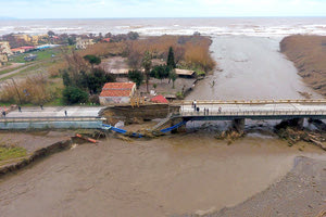 Η γέφυρα του Πλατανιά σαν να έχει... βομβαρδιστεί
