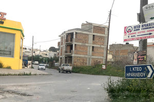 στη συμβολή των οδών Χριστομιχάλη Ξυλούρη- Ηρακλή-Παπαγιάννη Σκουλά