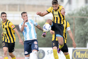 Ο Μαζουλουξής σε μια προσπάθειά του από το χθεσινό παιχνίδι, ενώ αριστερά διακρίνεται ο Μπουτσάκης