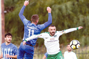 Ο Κασσωτάκης με τον Πουλάκη σε στιγμιότυπο από το χθεσινό ματς Εθνικός – Γιούχτας