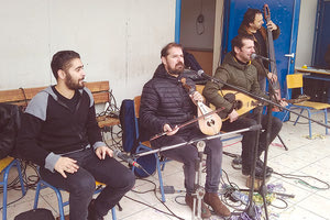 Τα Στρατάκια διασκέδασαν τα παιδιά στο Ειδικό Γυμνάσιο-Λυκείο