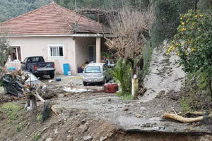 Εγκλωβισμένοι στα σπίτια τους, χωρίς νερό, ρεύμα και τηλέφωνο, οι κάτοικοι πολλών χωριών