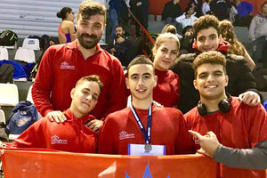 Η ομάδα των Πρωταθλητών στους Χειμερινούς αγώνες Π/Κ και Ε/Ν που έγιναν στο Παπαστράτειο κολυμβητήριο