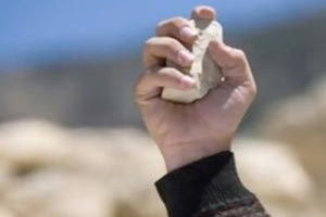 Τον πετροβόλησε