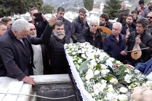 Με μαντινάδες η κηδεία του Γ. Καλομοίρη