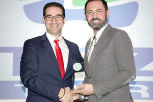 Ο κ. Χαριτίδης παραλαμβάνει το βραβείο