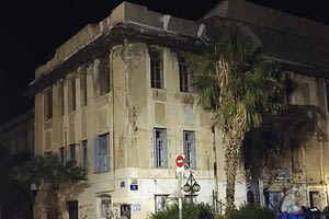 Φθαρμένο και σχεδόν εγκαταλελειμμένο, όπως και ανατολικότερα το κτήριο της παλιάς Αστυνομικής Διεύθυνσης