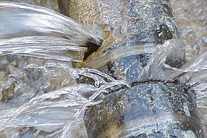 ΔΕΥΑΗ σωλήνα τρέχει νερό