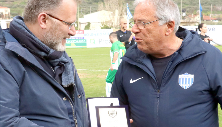 Ο Γιούχτας βράβευσε τον Εθνικάρα που δεν ήταν όμως παρών στο ματς