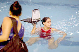 Η αθλήτρια πόλο του Ολυμπιακού “ανέσυρε” από την πισίνα λαπ τοπ