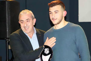 Ο κ. Βαρδάκης βράβευσε τον Καλογεράκη του ΟΦΗ 